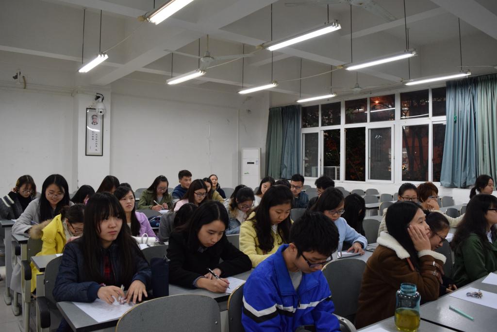 同学们正在认真答题