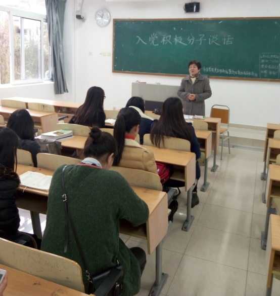 张老师正给积极分子讲话