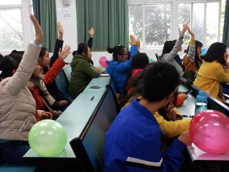 同学们正积极的参与活动